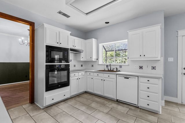 613 Forest Edge Street, Burleson, TX 76028