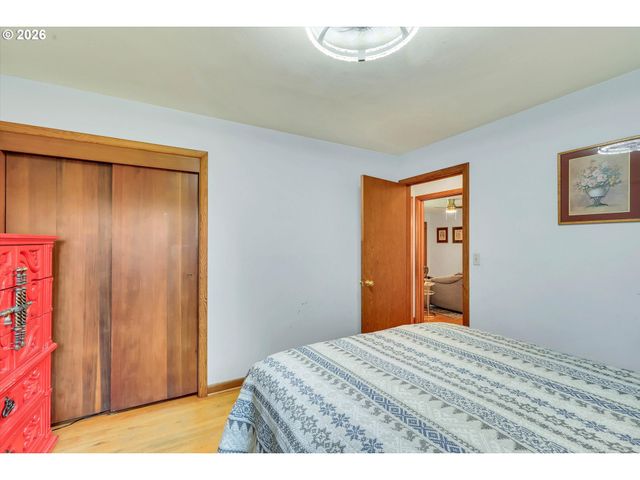 10620 Ne HOLLADAY St, Portland, OR 97220