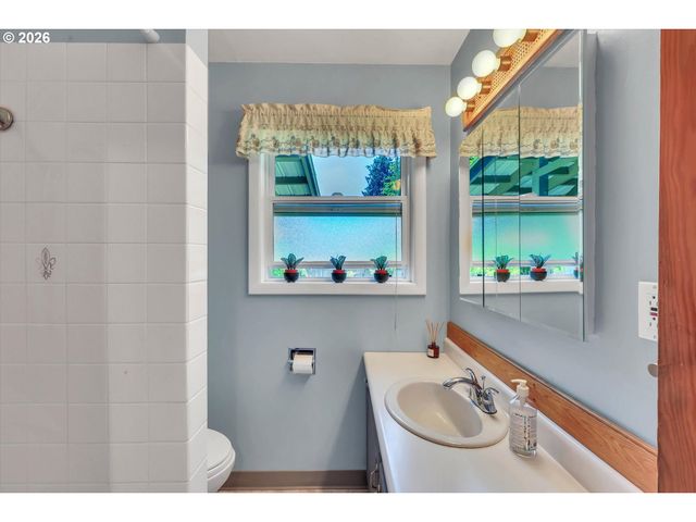 10620 Ne HOLLADAY St, Portland, OR 97220