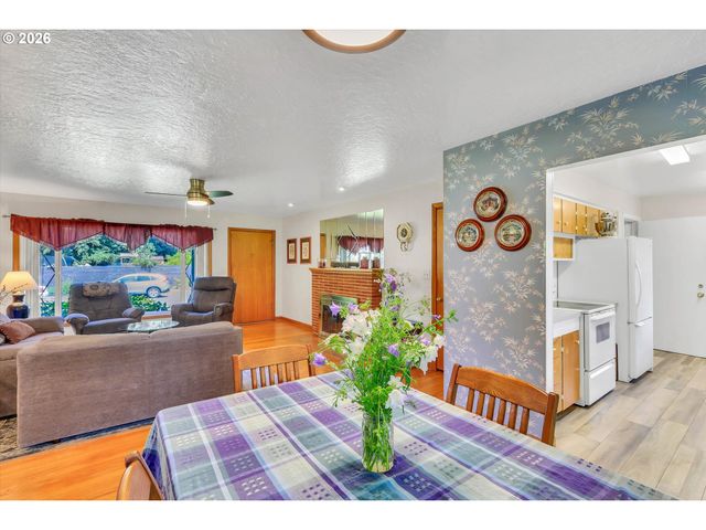 10620 Ne HOLLADAY St, Portland, OR 97220