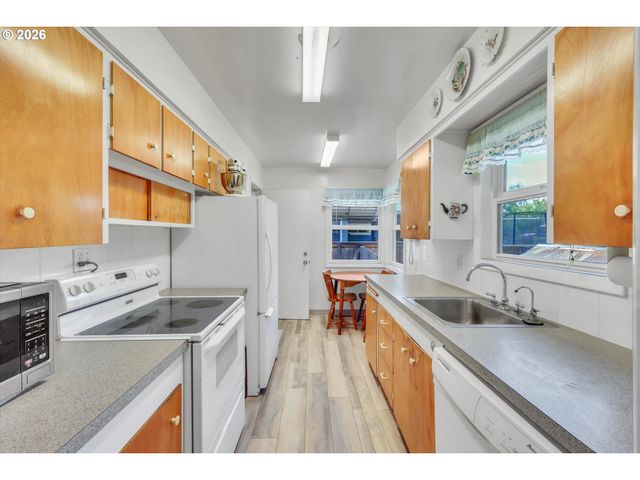 10620 Ne HOLLADAY St, Portland, OR 97220