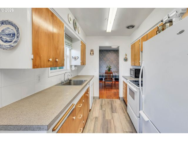 10620 Ne HOLLADAY St, Portland, OR 97220