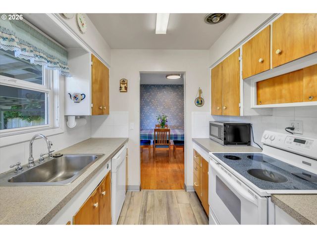 10620 Ne HOLLADAY St, Portland, OR 97220