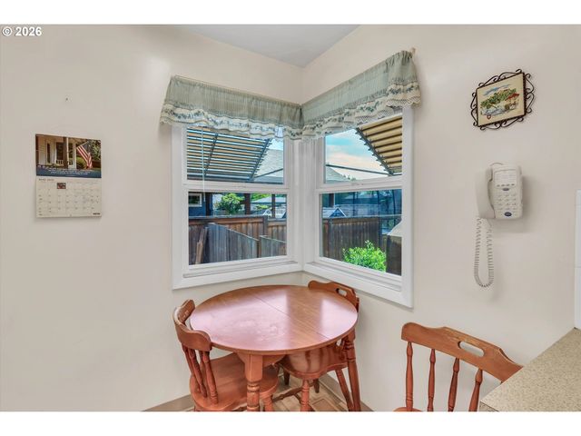 10620 Ne HOLLADAY St, Portland, OR 97220