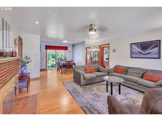 10620 Ne HOLLADAY St, Portland, OR 97220