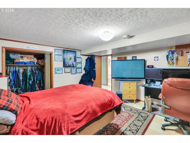 10620 Ne HOLLADAY St, Portland, OR 97220