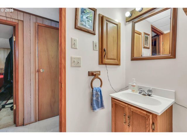 10620 Ne HOLLADAY St, Portland, OR 97220