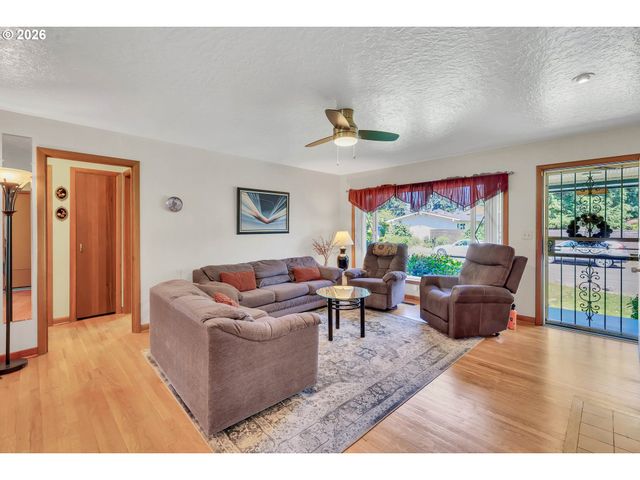 10620 Ne HOLLADAY St, Portland, OR 97220
