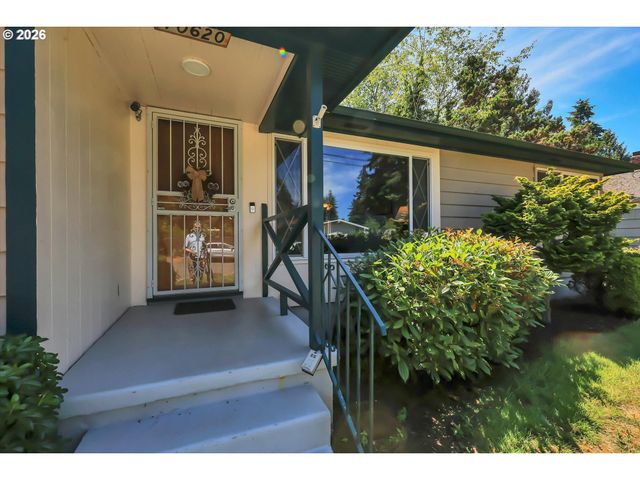 10620 Ne HOLLADAY St, Portland, OR 97220
