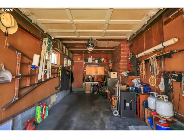 10620 Ne HOLLADAY St, Portland, OR 97220