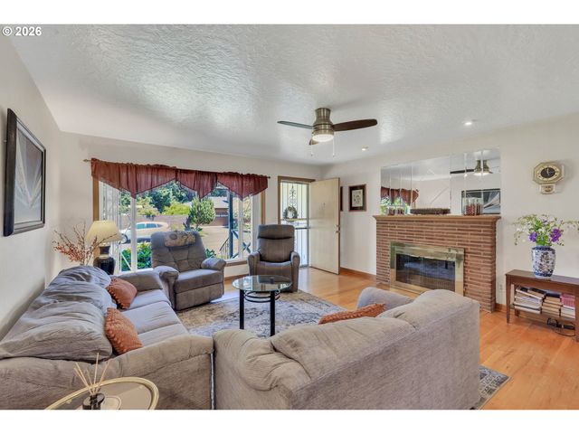 10620 Ne HOLLADAY St, Portland, OR 97220
