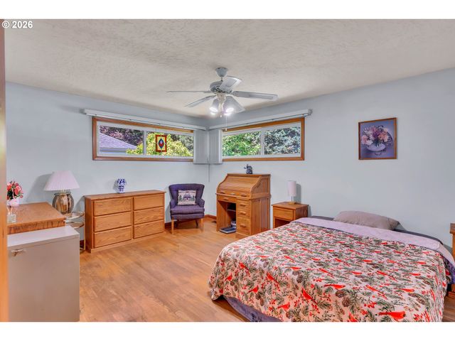 10620 Ne HOLLADAY St, Portland, OR 97220