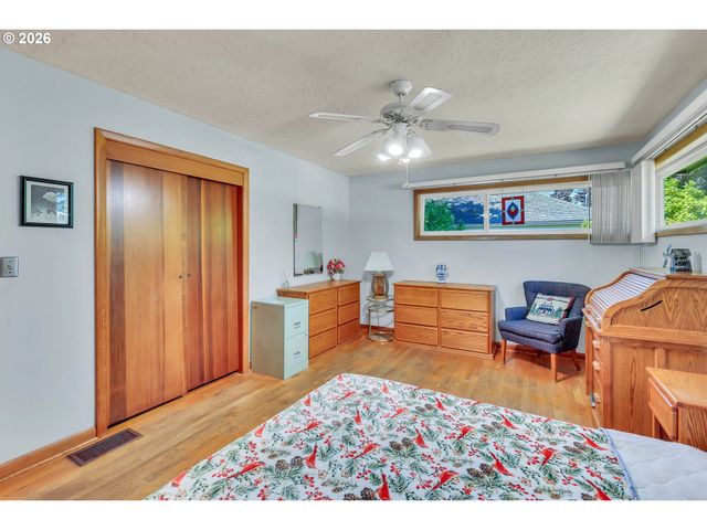 10620 Ne HOLLADAY St, Portland, OR 97220