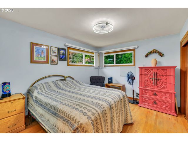 10620 Ne HOLLADAY St, Portland, OR 97220