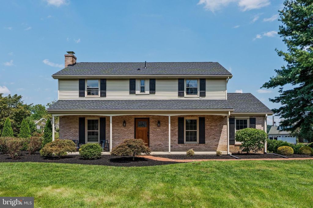 2025 ROBINDALE AVE, Lancaster, PA 17601