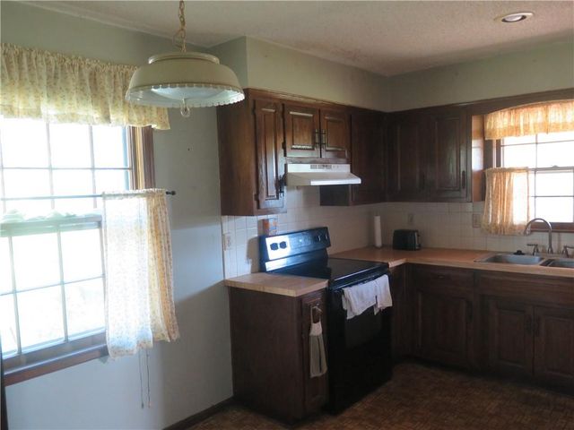 10610 W 170th Terrace, Overland Park, KS 66221