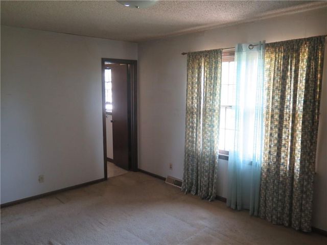 10610 W 170th Terrace, Overland Park, KS 66221