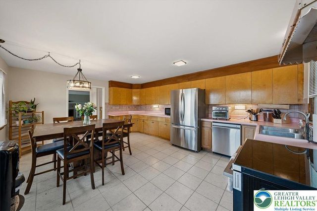 1115 Crestview Drive, Stroud Twp, PA 18360