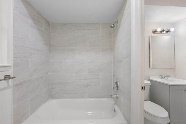 7111 Pinehook Lane, Houston, TX 77016