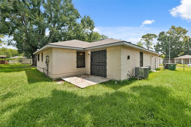 7111 Pinehook Lane, Houston, TX 77016