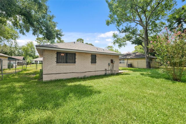 7111 Pinehook Lane, Houston, TX 77016