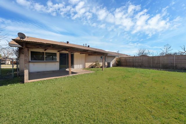 909 Ravencroft Drive, Garland, TX 75043