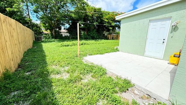 3945 Ocala Road, Lake Worth, FL 33462