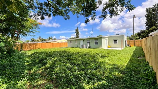 3945 Ocala Road, Lake Worth, FL 33462
