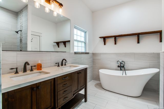 9730 Windwood Dr, Boerne, TX 78006