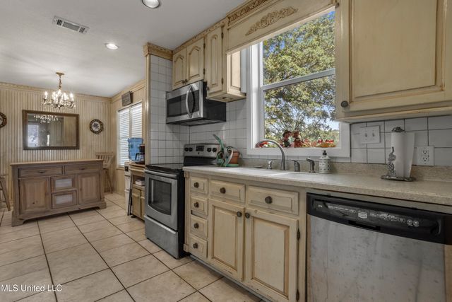 1096 Beach Boulevard, Biloxi, MS 39530