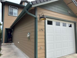 1690 32ND St, Florence, OR 97439