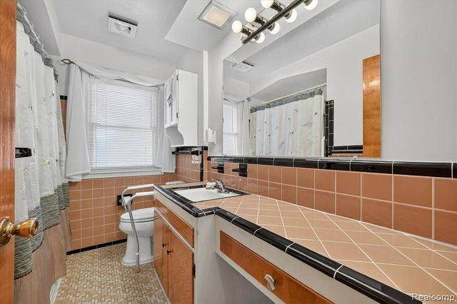 32539 Washington Street, Livonia, MI 48150
