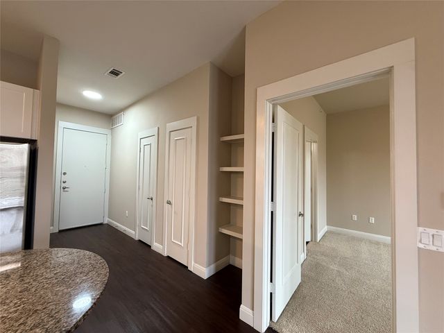 801 N Bishop Avenue 1-306, Dallas, TX 75208