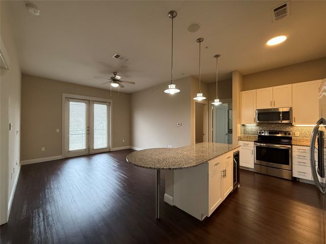 801 N Bishop Avenue 1-306, Dallas, TX 75208