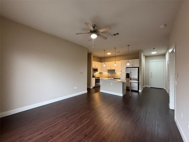 801 N Bishop Avenue 1-306, Dallas, TX 75208