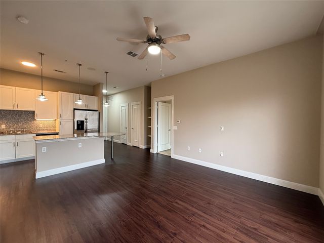 801 N Bishop Avenue 1-306, Dallas, TX 75208