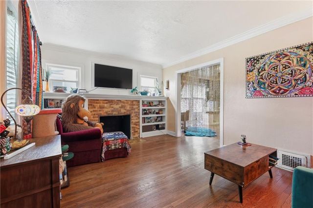 5910 Cherry Street, Kansas City, MO 64110