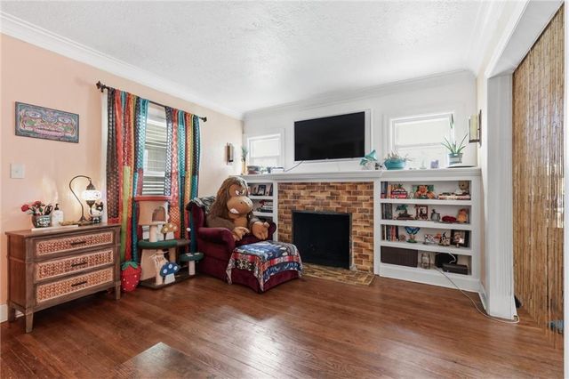 5910 Cherry Street, Kansas City, MO 64110