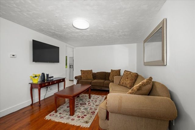 6 Oakwood Ave, Auburn, MA 01501