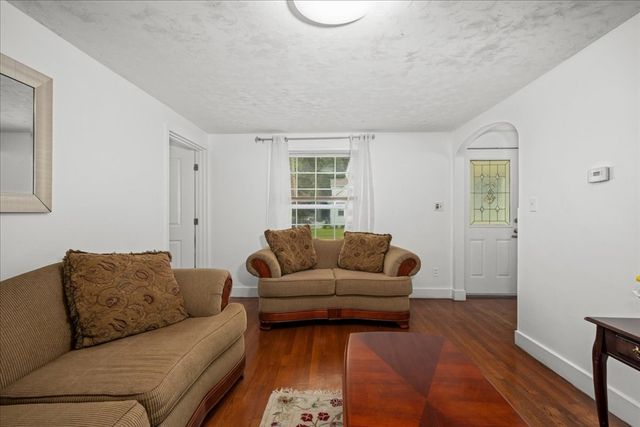 6 Oakwood Ave, Auburn, MA 01501