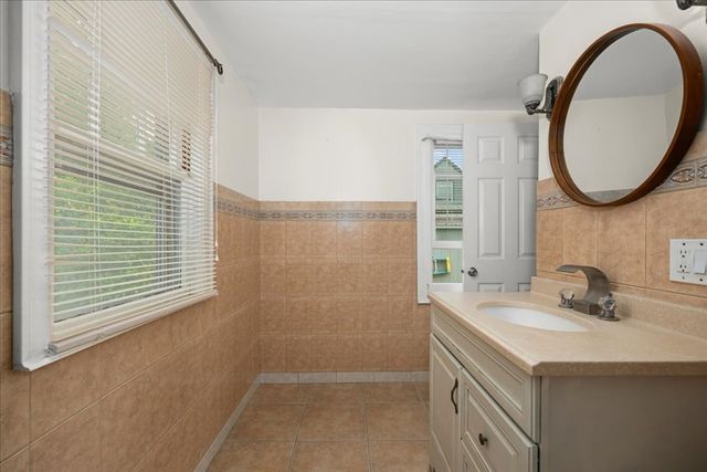 6 Oakwood Ave, Auburn, MA 01501