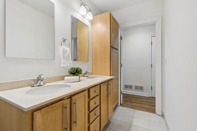 1152 W Roscoe Street 1W, Chicago, IL 60657