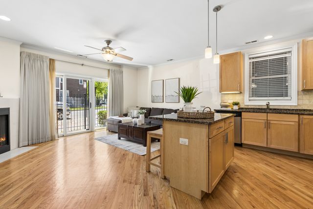1152 W Roscoe Street 1W, Chicago, IL 60657