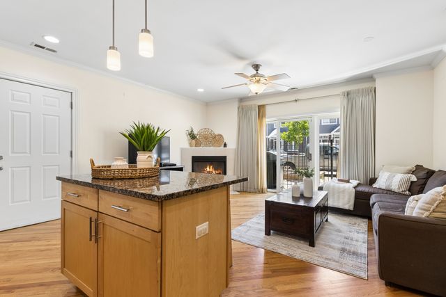 1152 W Roscoe Street 1W, Chicago, IL 60657