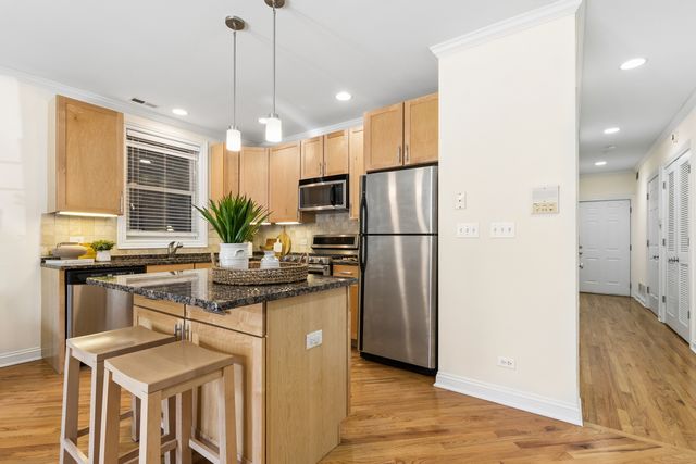 1152 W Roscoe Street 1W, Chicago, IL 60657