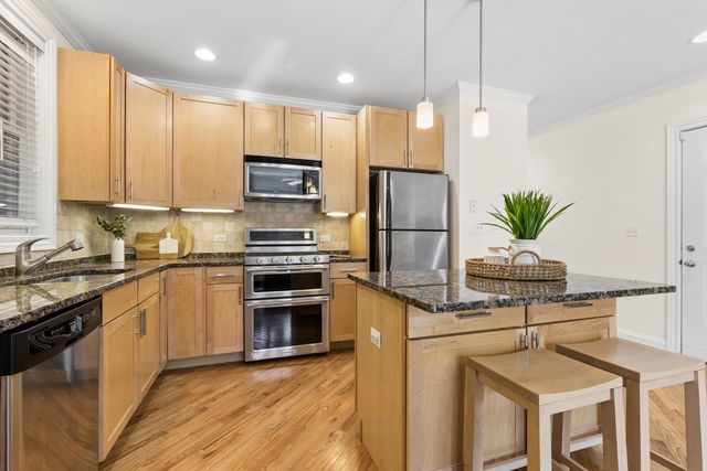 1152 W Roscoe Street 1W, Chicago, IL 60657