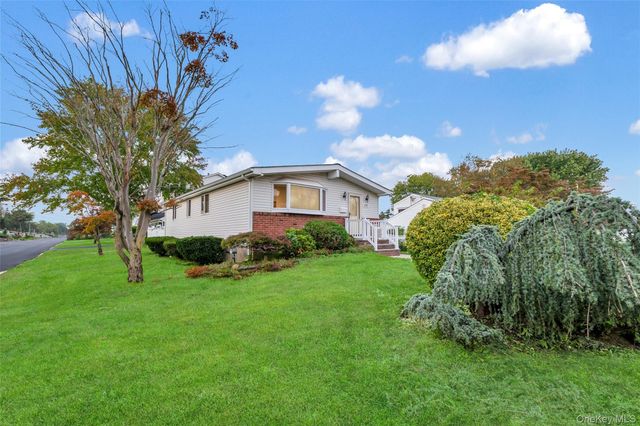 423 Westview Avenue, Deer Park, NY 11729
