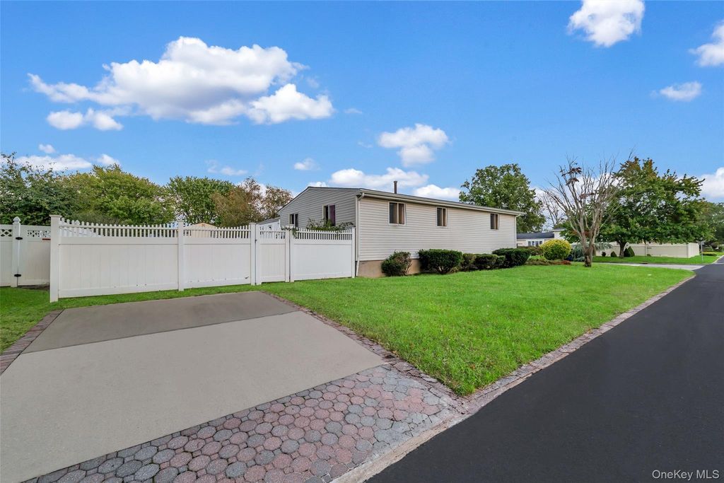 423 Westview Avenue, Deer Park, NY 11729 — photo 4