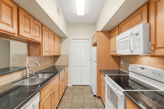 2025 Augusta Drive 605, Houston, TX 77057