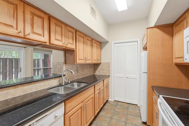 2025 Augusta Drive 605, Houston, TX 77057
